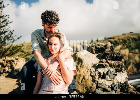 Un couple affectueux profite d'un moment tranquille dans la nature Banque D'Images