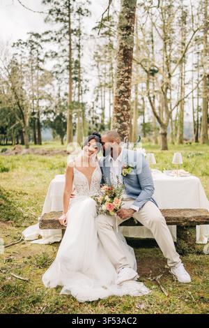 Le mari murmure doucement à sa joyeuse mariée Banque D'Images