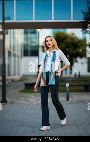 Jeune femme blonde posant dans une rue urbaine de la ville Banque D'Images