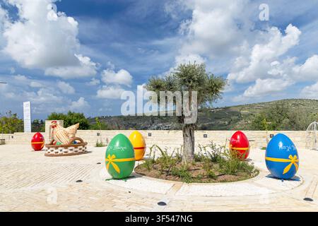 Olivier (Olea europaea), tradition de Pâques à Chypre, gros œufs de Pâques et paniers de Pâques sont exposés, Chypre, Paphos, Agia Varvara Banque D'Images