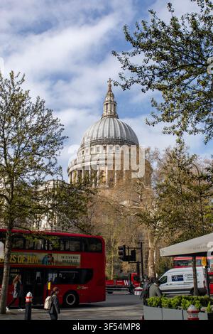 Le dôme de la cathédrale Saint-Paul depuis Cheapside, Cité de Londres, Angleterre Banque D'Images