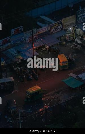 Vue de nuit par le dessus d'une rue indienne avec des auto-rickshaws à Bhopal Banque D'Images