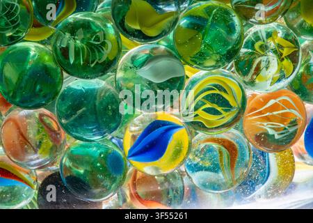 Des billes en verre remplissant le cadre, présentant des couleurs variées et des motifs complexes Banque D'Images