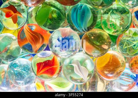 Collection vibrante de billes en verre transparent présentant des motifs complexes et des couleurs vives Banque D'Images