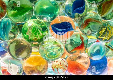Collection de billes en verre translucides présentant des couleurs et des motifs variés Banque D'Images