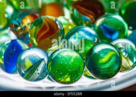 Collection de billes en verre présentant des couleurs claires et vibrantes avec effet bokeh Banque D'Images