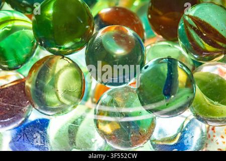 Des billes en verre variées montrant des reflets, des couleurs et des motifs abstraits Banque D'Images