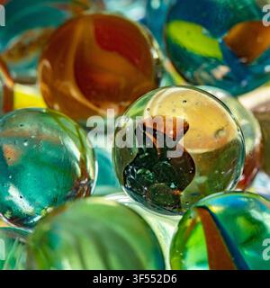 Collection de billes en verre colorées présentant des motifs et des reflets complexes Banque D'Images
