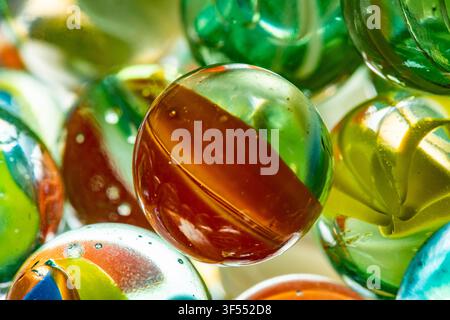 Vue rapprochée de billes en verre vibrantes mettant en valeur des motifs et des textures complexes Banque D'Images