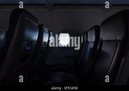 Vue grand angle de l'intérieur d'un avion avec des sièges vides Banque D'Images