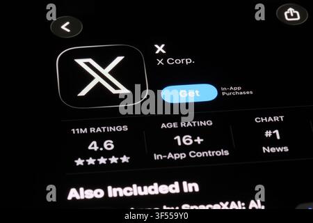 Shanghai, Chine - 30 juillet 2026 : Page de téléchargement de l'application X Twitter sur l'écran du téléphone Banque D'Images
