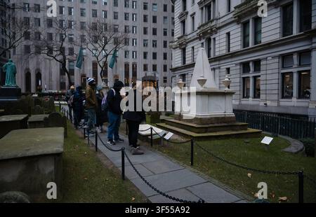 Les touristes se rassemblent autour du monument en pyramide de marbre de la tombe d'Alexander Hamilton dans le cimetière de la Trinity Church Banque D'Images