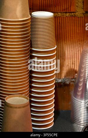 Vue verticale en gros plan de gobelets à café jetables empilés dans un café ou un restaurant. Banque D'Images
