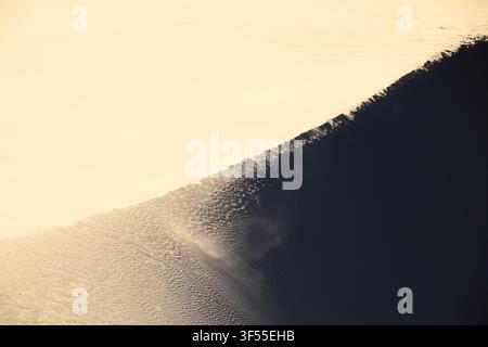 Le vent souffle du sable d'une dune du désert au coucher du soleil à Catamarca, en Argentine Banque D'Images