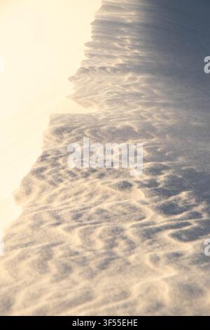 Vue rapprochée des motifs délicats de rides de vent sur une dune de sable doré dans le désert de haute altitude de la province de Catamarca, Argentine. Banque D'Images