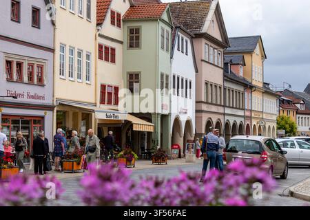 Des gens se promènent le long d'une rue pavée à Saalfeld bordée de bâtiments traditionnels à plusieurs étages, de boulangeries et de boutiques locales dans un charmant centre-ville Banque D'Images