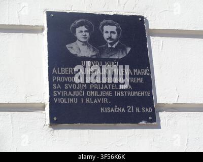 Plaque commémorative d'Albert Einstein et Mileva Marić à la maison qu'ils visitaient souvent à Novi Sad (Serbie) Banque D'Images