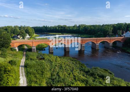 Vue aérienne du pont de Kuldiga et des rapides de Venta à Kuldiga, Lettonie Banque D'Images