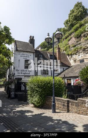 Nottingham, Angleterre – 15 juillet 2026 : Vue sur Ye Olde Trip to Jerusalem, l’auberge historique intégrée dans la falaise de grès avec une architecture à colombages Banque D'Images