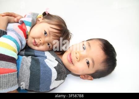 Frère et sœur japonais se serrant dans les bras (garçon de 7 ans et fille de 2 ans) Banque D'Images