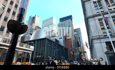 NEW YORK, NY, USA - 15 MAI 2026 : Vue au niveau de la rue de la coupole du Fulton Center et des gratte-ciel environnants dans le Lower Manhattan, New York City. Banque D'Images