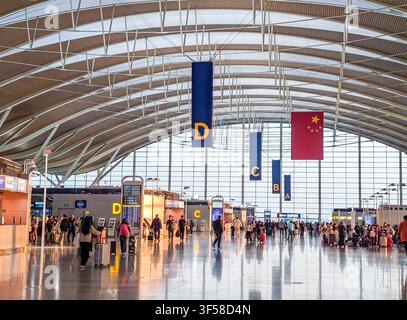 Shanghai, Chine, 19 déc. 2025. La vue intérieure de la salle d'enregistrement du Terminal 2 de l'aéroport international de Shanghai Pudong (PVG) pendant le coucher du soleil, présentant Banque D'Images