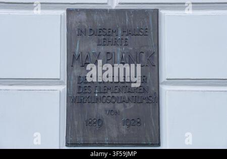 Plaque commémorative en bronze en l'honneur du physicien et lauréat du prix Nobel Max Planck à l'Université Humboldt sur Unter den Linden à Berlin, en Allemagne. Banque D'Images