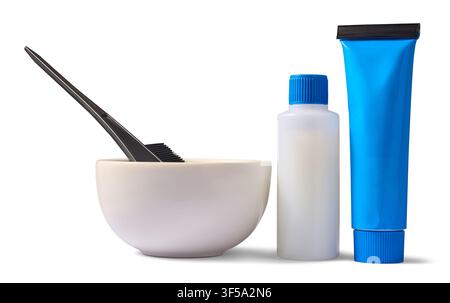Kit de teinture pour cheveux isolé sur fond blanc, bol de mélange avec pinceau et tube de couleur bleu avec bouteille de développeur, équipement de salon en vue latérale Banque D'Images