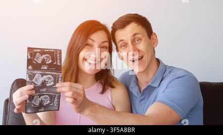 Annonce joyeuse de grossesse montrant une échographie Banque D'Images