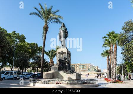 Floriana, Malte – 20 mai 2025 : Vue du monument du Christ-Roi inspiré de l'Art déco par Antonio Sciortino, debout parmi les palmiers à Floriana nea Banque D'Images
