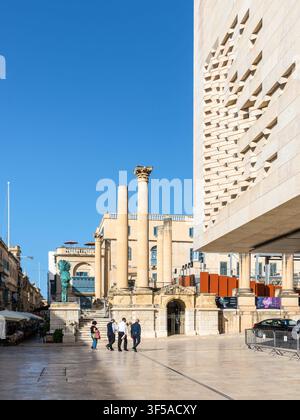 Valletta, Malte – 20 mai 2025 : Vue du Parlement de Malte à côté des ruines historiques de la Royal Opera House, aujourd'hui transformées en un espace ouvert unique Banque D'Images