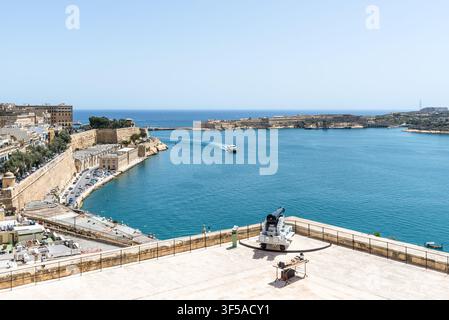 Valletta, Malte – 20 mai 2025 : Vue panoramique du Grand Harbour depuis la batterie historique de Saluting, mettant en scène le front de mer fortifié, la Méditerranée bleue Banque D'Images