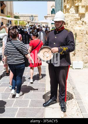 Valletta, Malte – 20 mai 2025 : Un reconstitueur historique vêtu d'un uniforme de l'artillerie royale britannique de la fin du XIXe siècle se tient à la Saluting Battery Banque D'Images