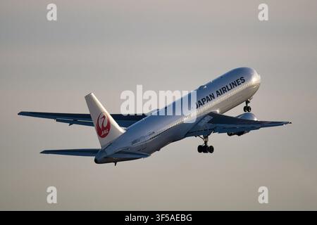 Avion de ligne Japan Airlines Boeing 767-300ER (JA657J) décollant de l'aéroport de Haneda Banque D'Images