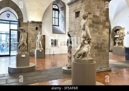 Florence, Italie - Mai 2026 : Vue générale de la salle Michel-Ange avec des sculptures de la Renaissance à l'intérieur du musée national du Bargello Banque D'Images