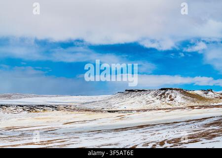 Paysage le long de la route nationale G216 à travers la réserve naturelle nationale de Changtang au Tibet, Chine Banque D'Images