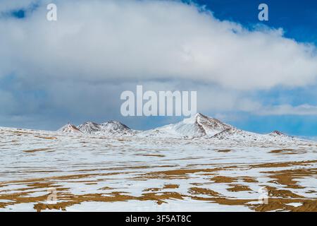 Paysage le long de la route nationale G216 à travers la réserve naturelle nationale de Changtang au Tibet, Chine Banque D'Images