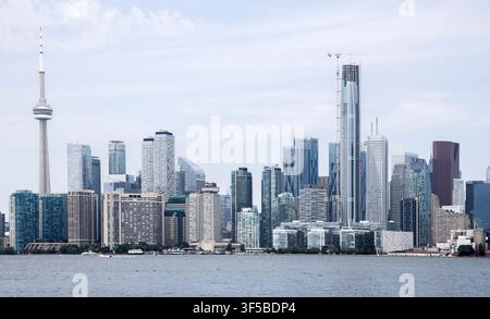 Une vue de la skyline de Toronto depuis l'île de Toronto, Toronto, Ontario, Canada Banque D'Images