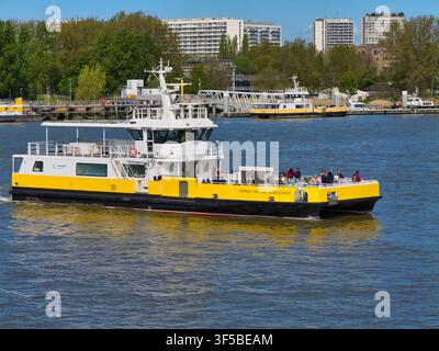 Anvers, Belgique - 12 avr. 2026 : Ferry passager jaune traversant l'Escaut à Anvers, en Belgique, par une journée de printemps ensoleillée Banque D'Images