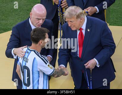 19 juillet 2026 - Espagne contre Argentine - Metlife Stadium - Finale de la Coupe du Monde 2026 - USA. Lionel Messi reçoit sa médaille de Donald Trump et du président de la FIFA Gianni Infantino. Photo : Mark Pain / Alamy Live News Banque D'Images