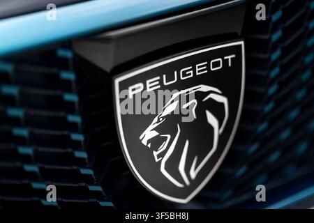 Izmir, Turquie - 16 juin 2026 : Gros plan macro du blason emblématique du lion Peugeot sur la calandre avant d’un SUV 3008 modèle 2025 bleu-vert ca Banque D'Images