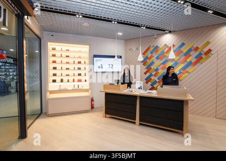 Kremenchuk, Ukraine - 29 novembre 2019 : magasin de cigarettes électroniques IQOS dans un centre commercial Banque D'Images