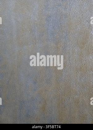 Grossissement haute résolution d'une surface métallique texturée montrant une patine semblable à du givre, des tons gris-bleu froids, des nuances brunes subtiles, des détails industriels rugueux, refle Banque D'Images