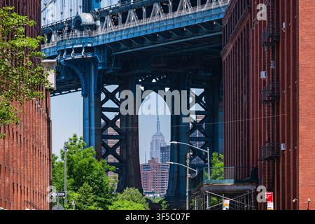 L'emblématique pont de Manhattan vu depuis Washington Street à DUMBO, Brooklyn, New York City. Des entrepôts historiques en briques rouges encadrent l'acier du pont Banque D'Images