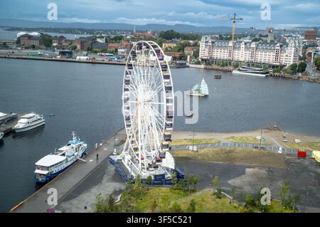 La grande roue du front de mer d'Oslo est connue sous le nom d'Opéra, une roue d'observation mobile géante. Elle mesure 45 mètres (148 pieds) de haut Banque D'Images