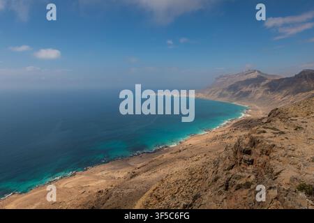 Vue de la mer turquoise et des dunes de sable d'Arher sur l'île de Socotra, Yémen Banque D'Images