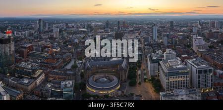 Vue aérienne panoramique du centre-ville de Manchester et des monuments historiques à l'aube Banque D'Images