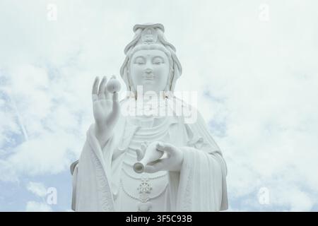 Vue majestueuse du Lady Buddha au monastère de Tsz Shan Banque D'Images