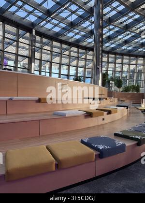 Espace assis moderne étagé dans un atrium vitré spacieux avec un design architectural contemporain Banque D'Images