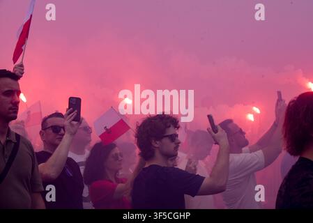 VARSOVIE, POLOGNE - 1ER AOÛT 2026 : Les gens se rassemblent au carrefour Dmowskiego pour honorer le 82e anniversaire de l'Insurrection de Varsovie pendant l'Heure W. Commémoration de la mémoire. Banque D'Images